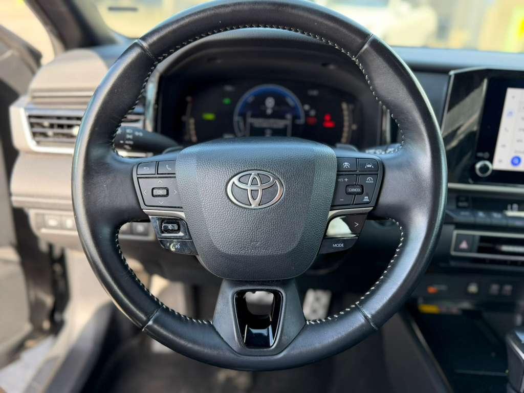 Toyota Camry Hybrid XLE 2025
