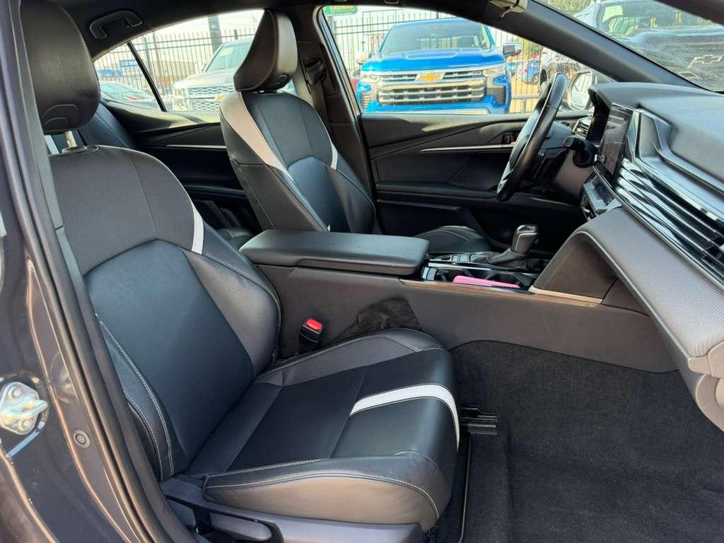 Toyota Camry Hybrid XLE 2025