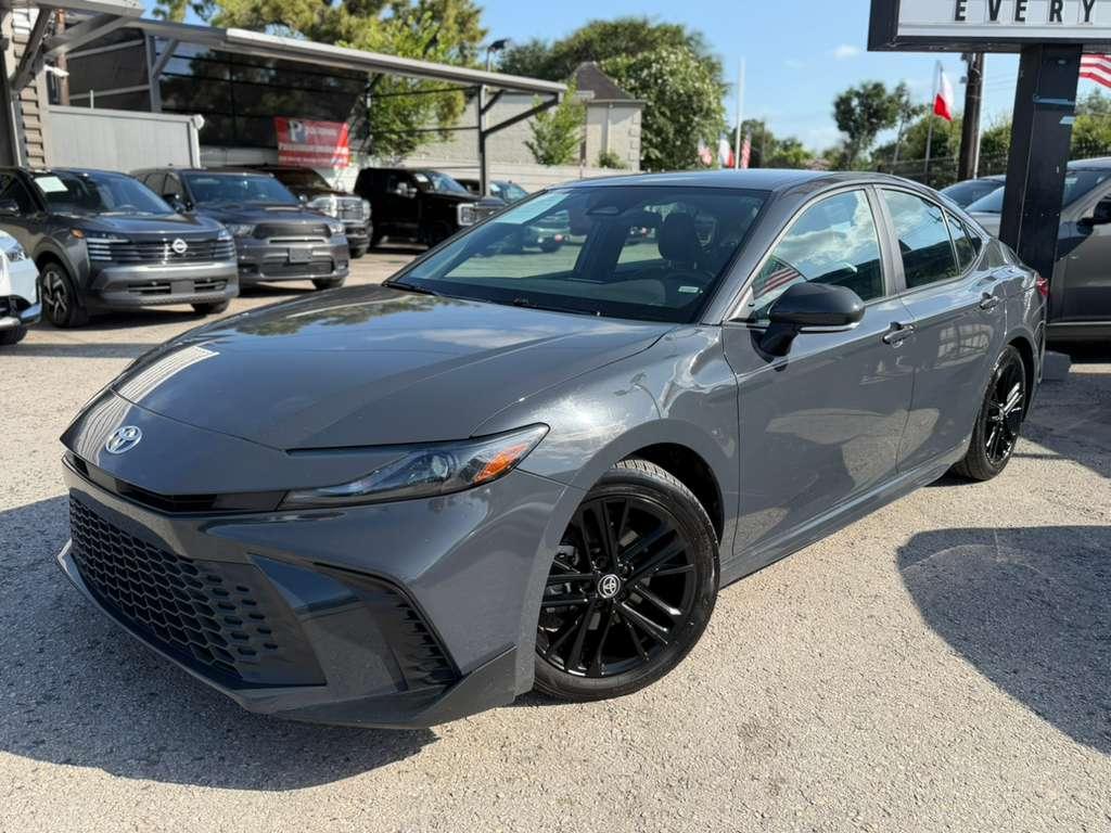 Toyota Camry Hybrid XLE 2025