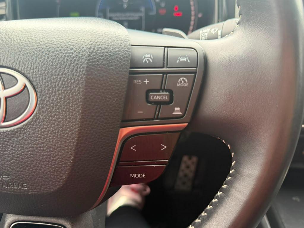 Toyota Camry Hybrid SE 2025