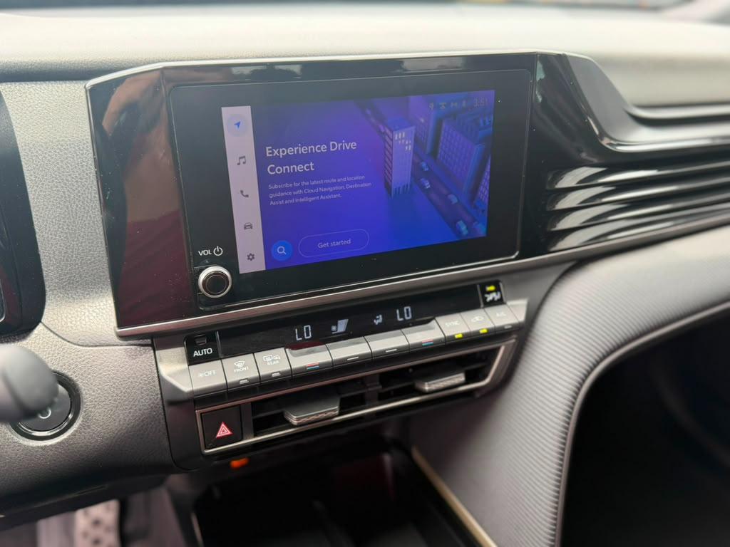 Toyota Camry Hybrid SE 2025