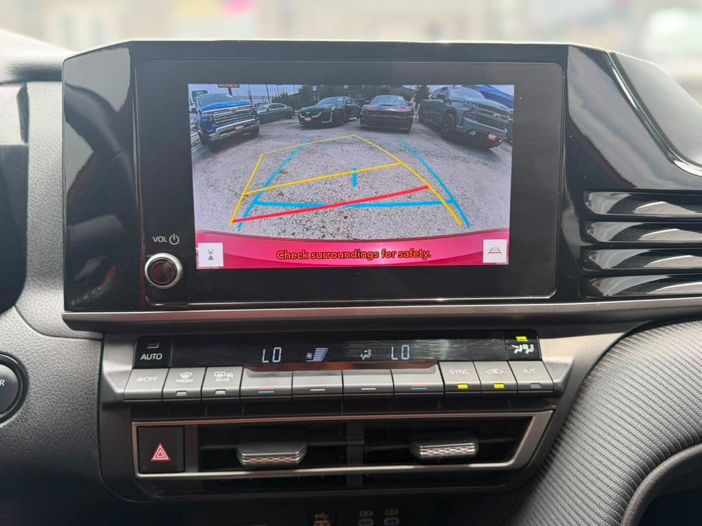 Toyota Camry Hybrid SE 2025