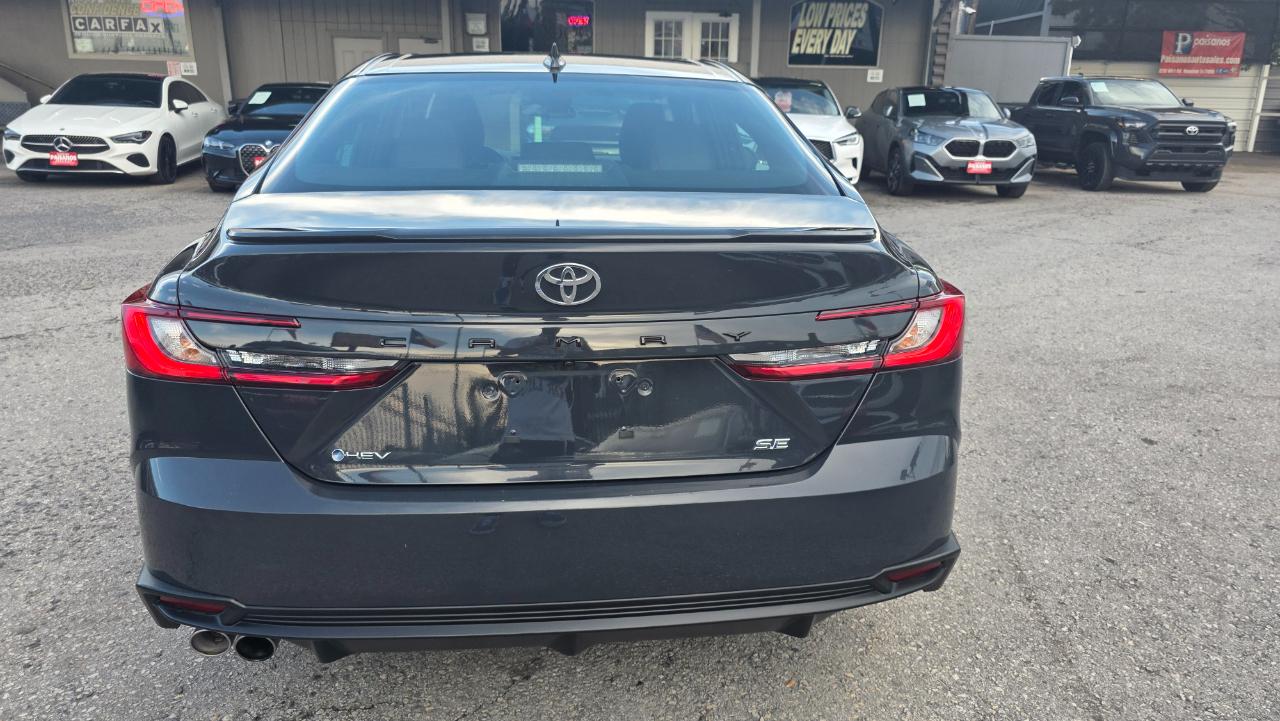 Toyota Camry Hybrid SE 2025
