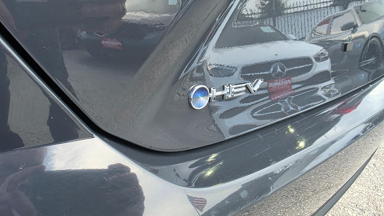 Toyota Camry Hybrid SE 2025