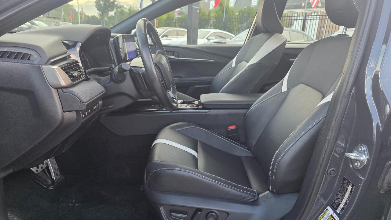 Toyota Camry Hybrid SE 2025