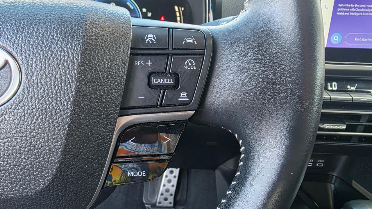 Toyota Camry Hybrid SE 2025