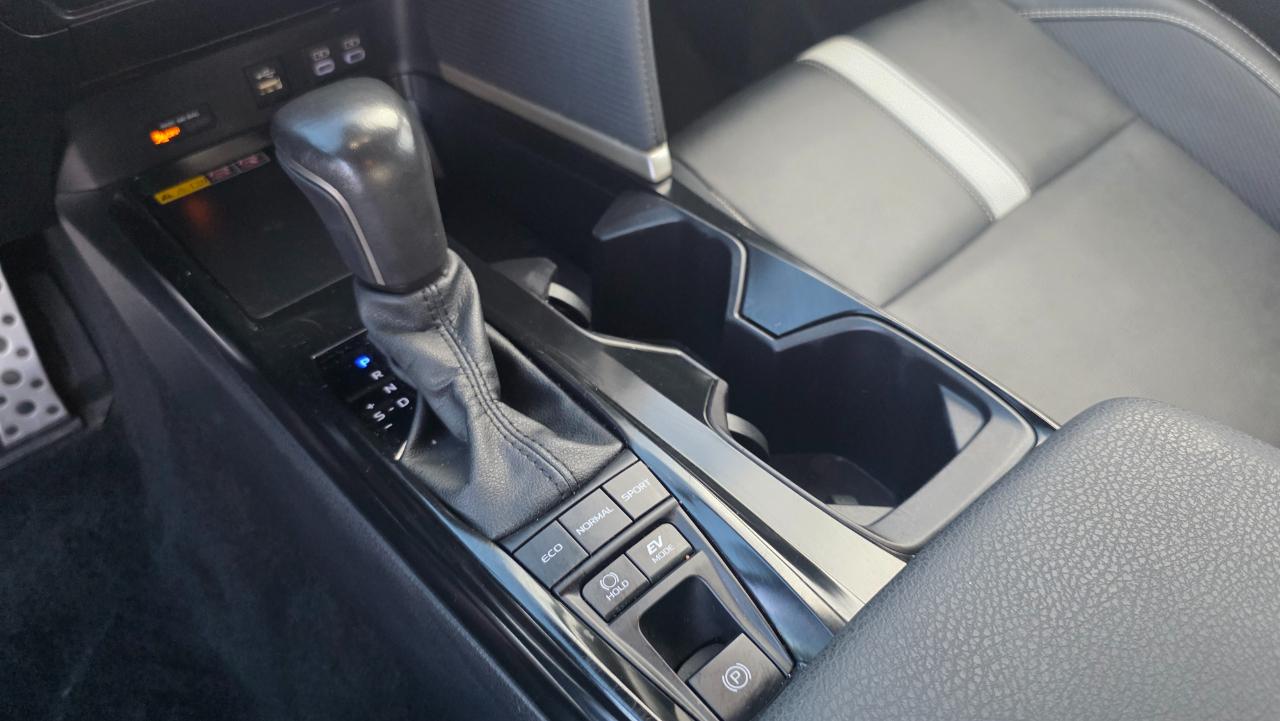 Toyota Camry Hybrid SE 2025