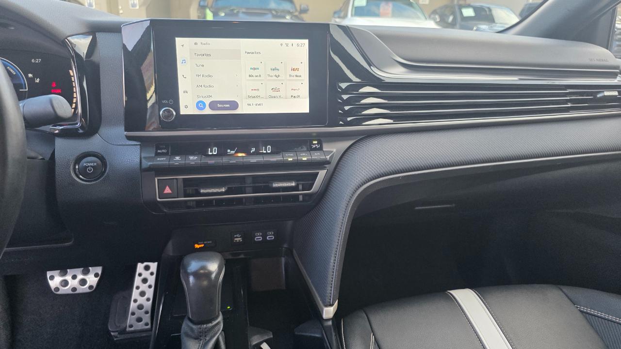 Toyota Camry Hybrid SE 2025
