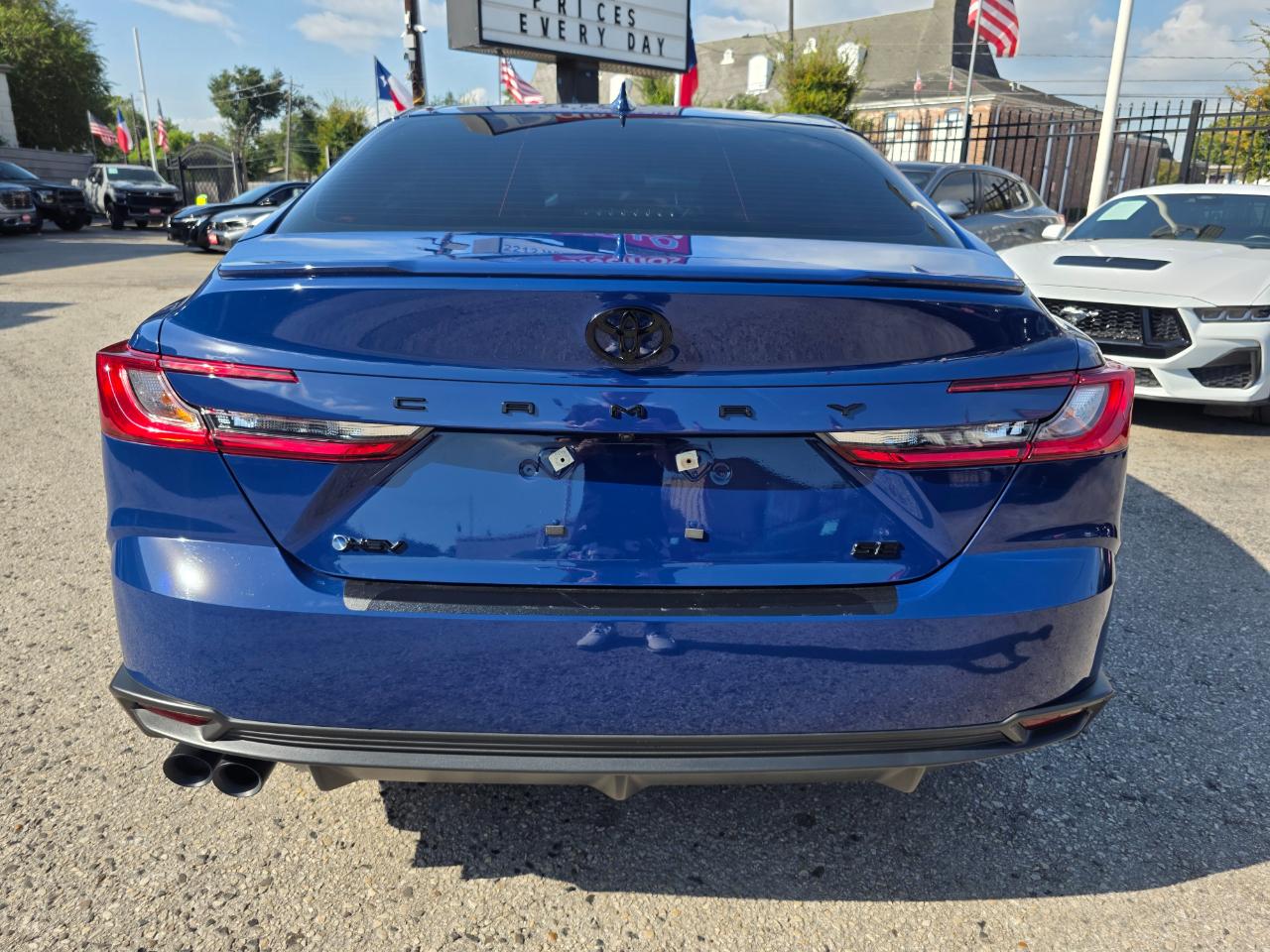 Toyota Camry Hybrid SE 2025