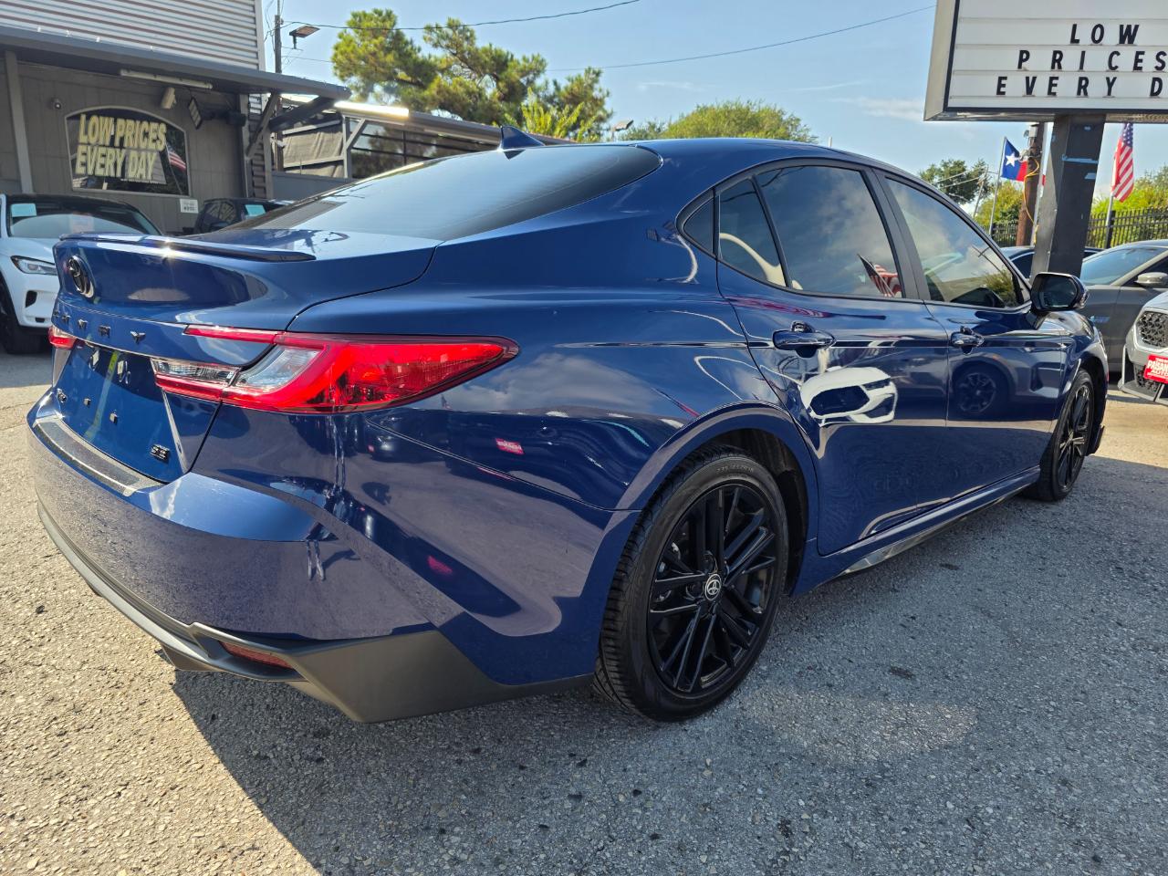 Toyota Camry Hybrid SE 2025