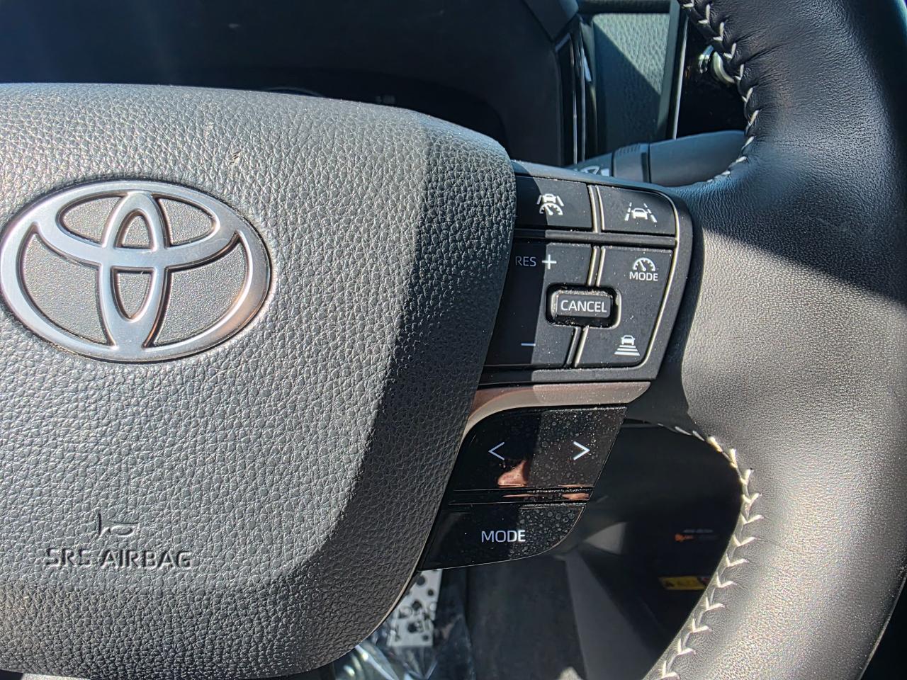 Toyota Camry Hybrid SE 2025