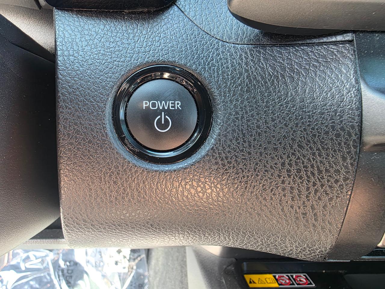 Toyota Camry Hybrid SE 2025