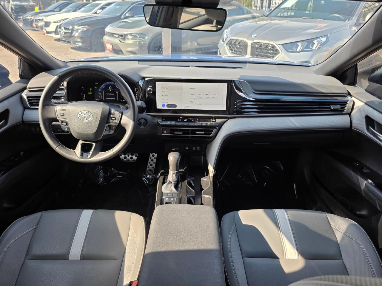 Toyota Camry Hybrid SE 2025