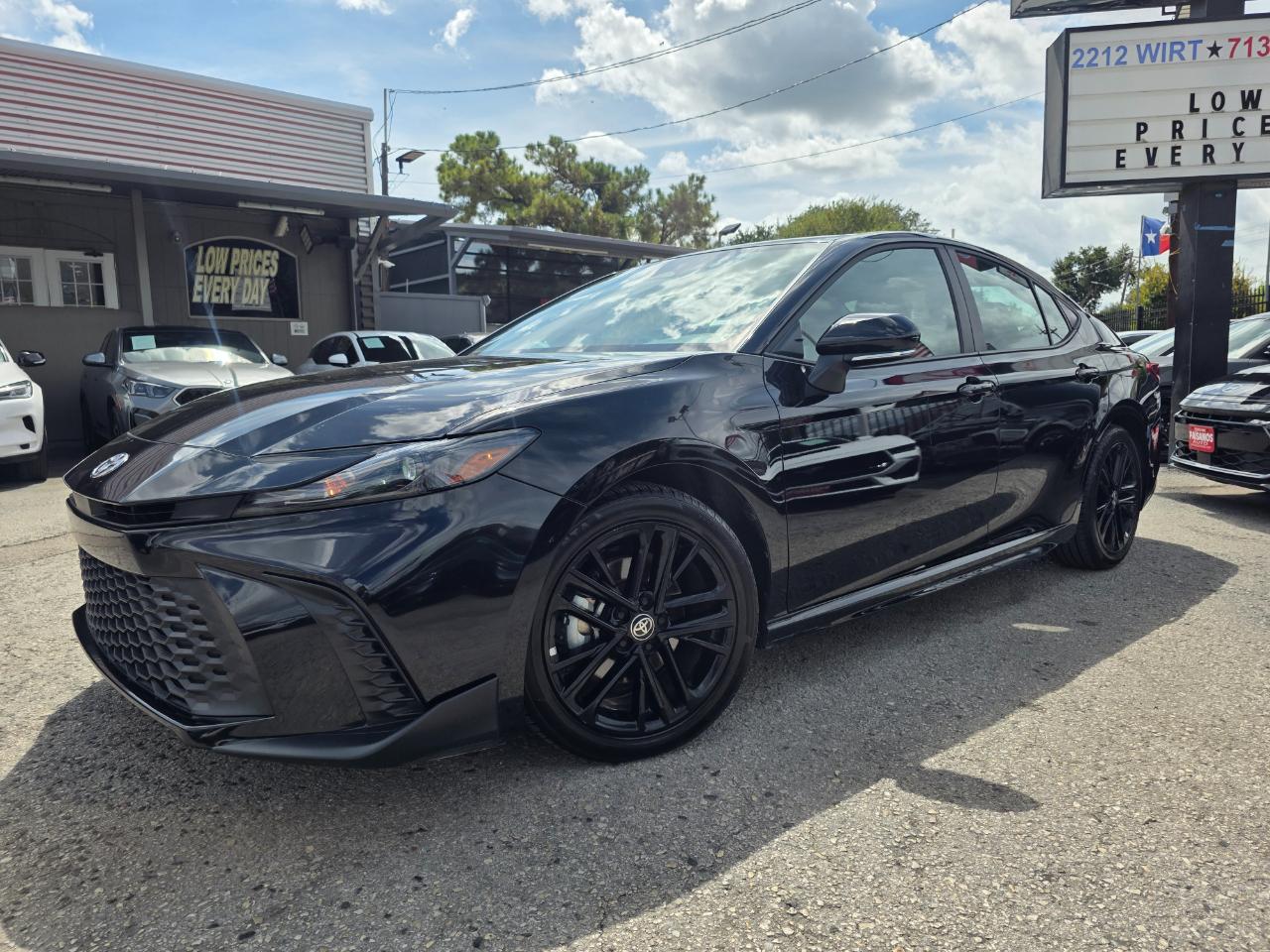 Toyota Camry Hybrid SE 2025