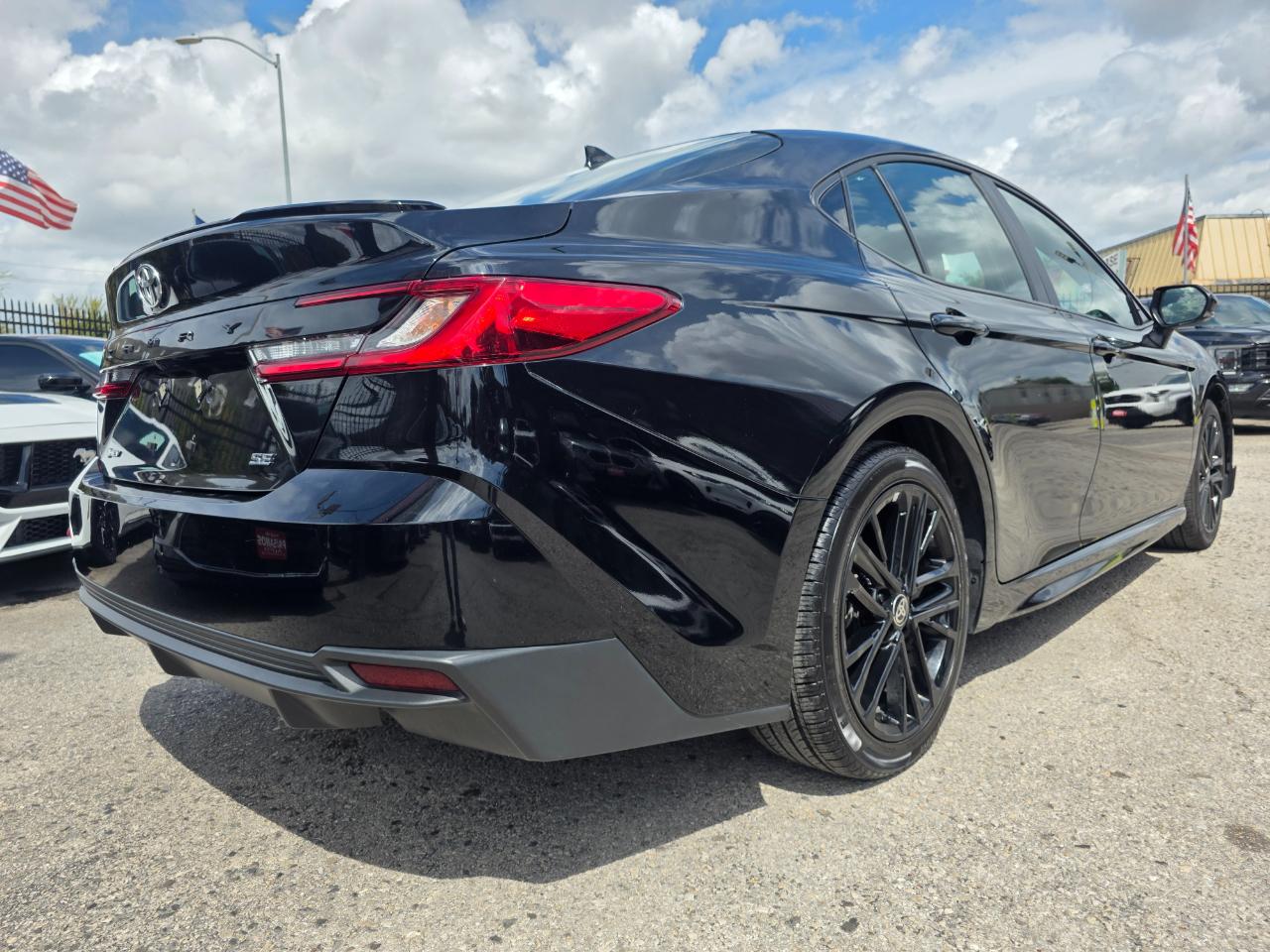 Toyota Camry Hybrid SE 2025