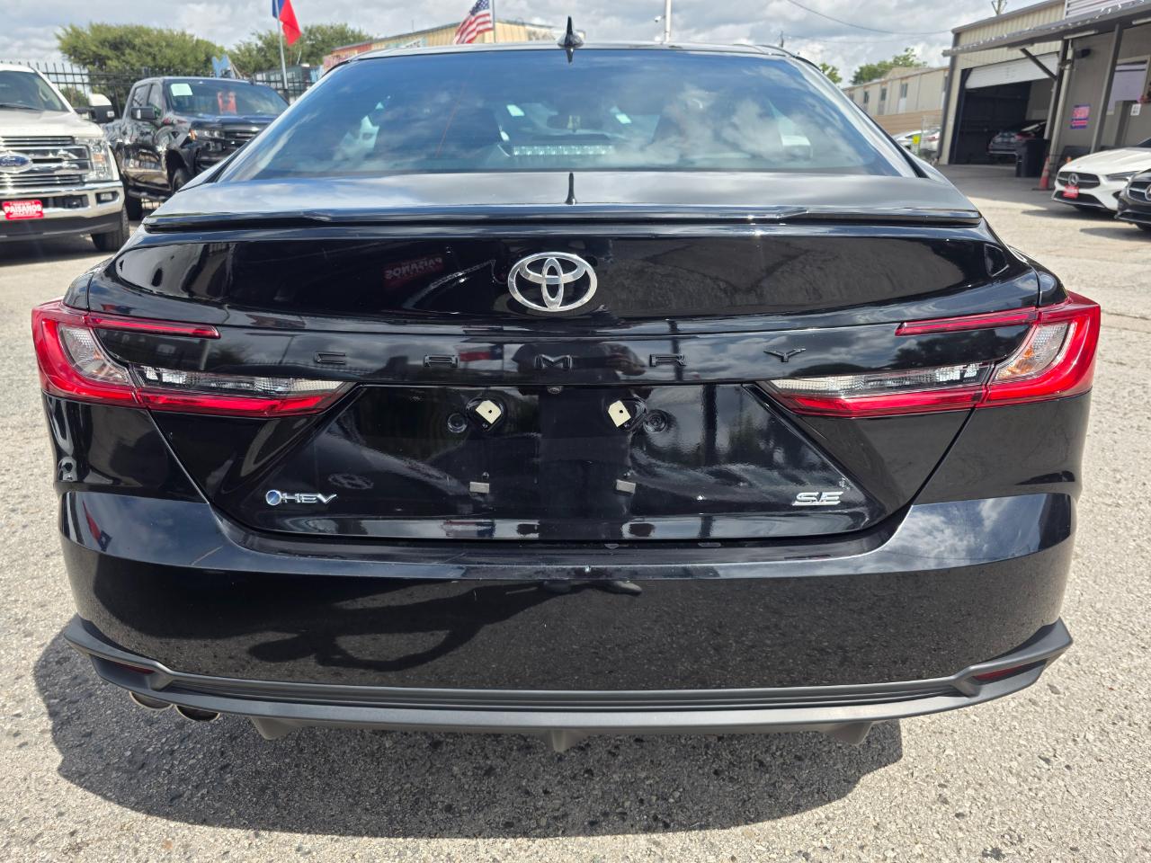 Toyota Camry Hybrid SE 2025