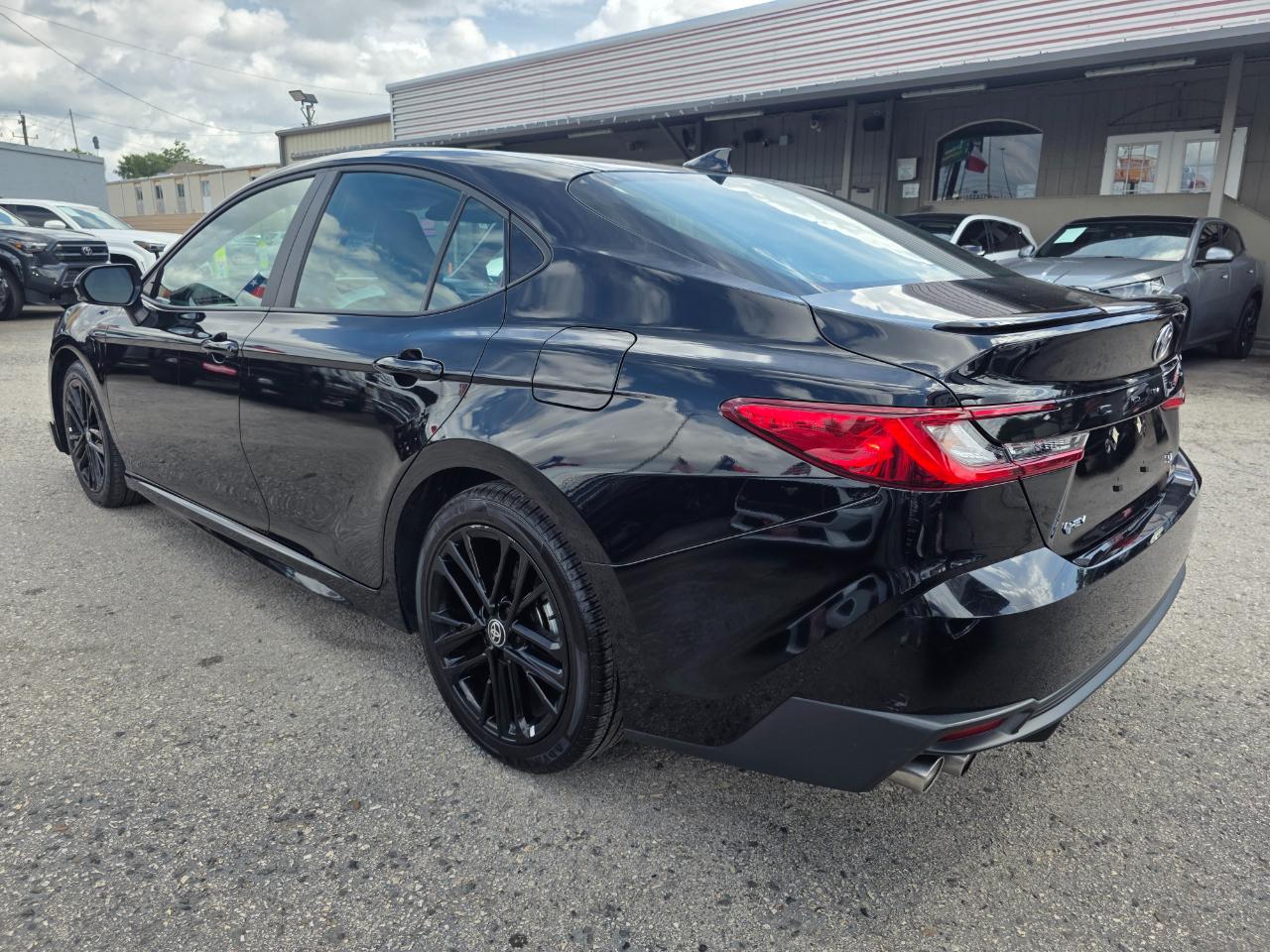 Toyota Camry Hybrid SE 2025