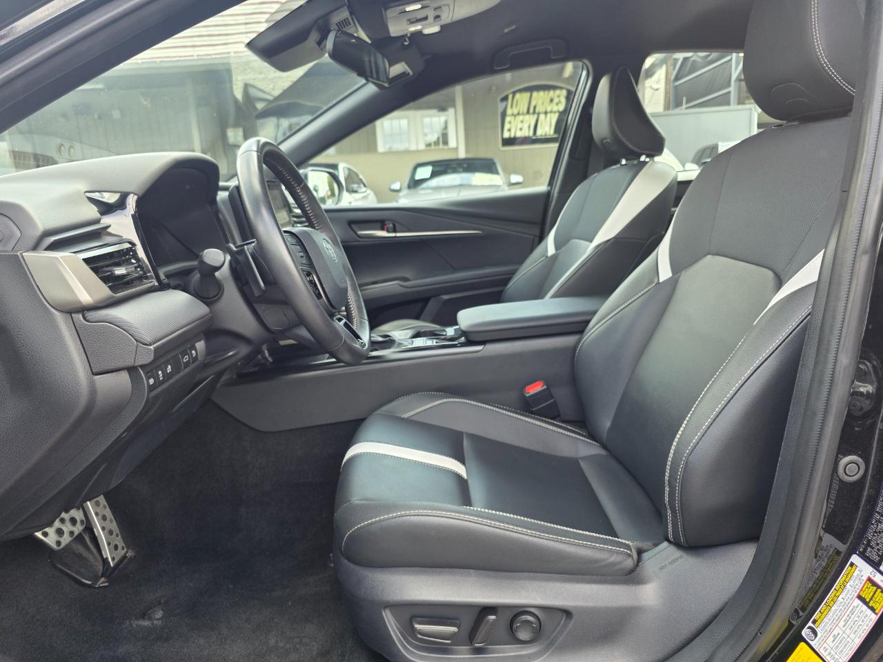 Toyota Camry Hybrid SE 2025