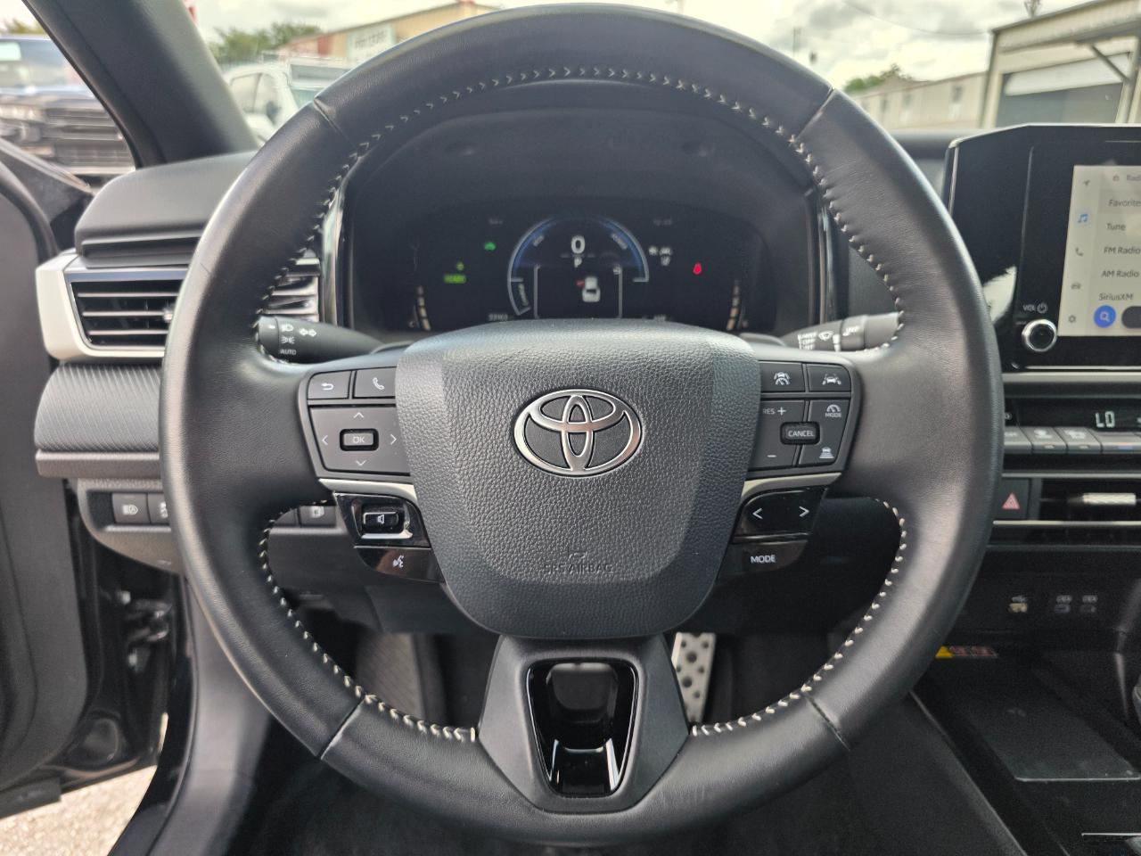 Toyota Camry Hybrid SE 2025
