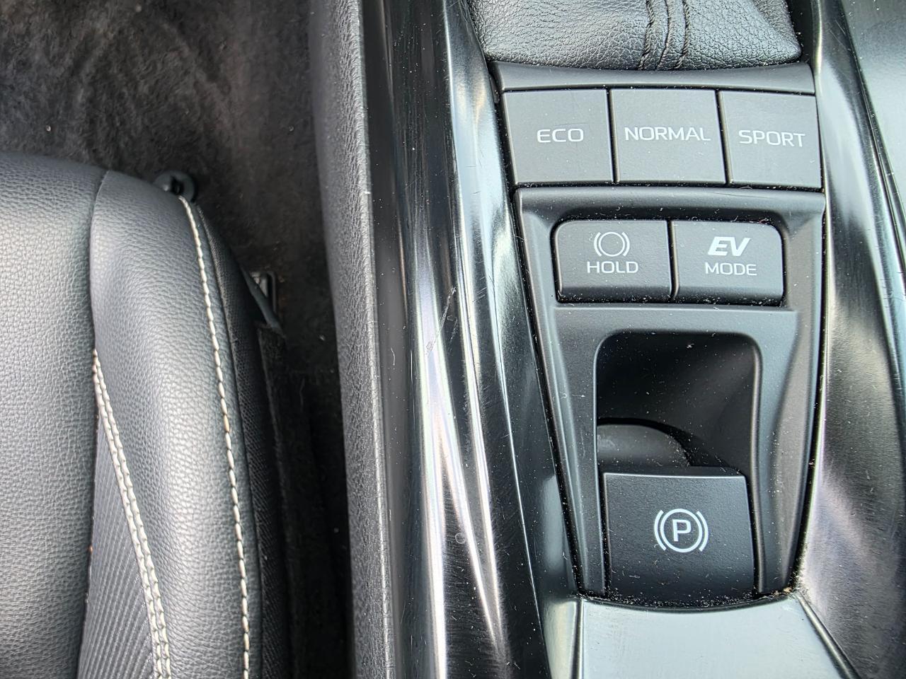 Toyota Camry Hybrid SE 2025