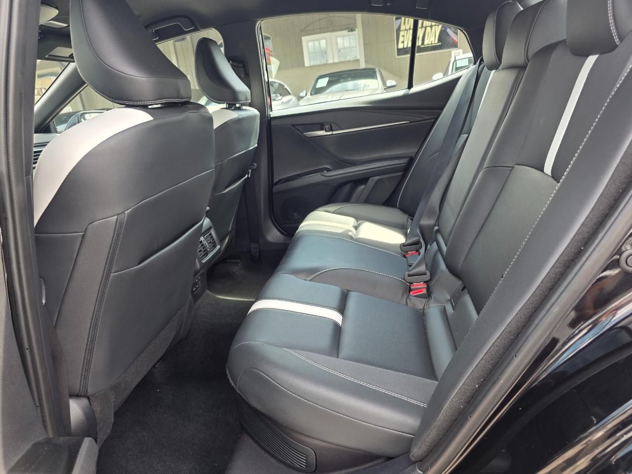 Toyota Camry Hybrid SE 2025