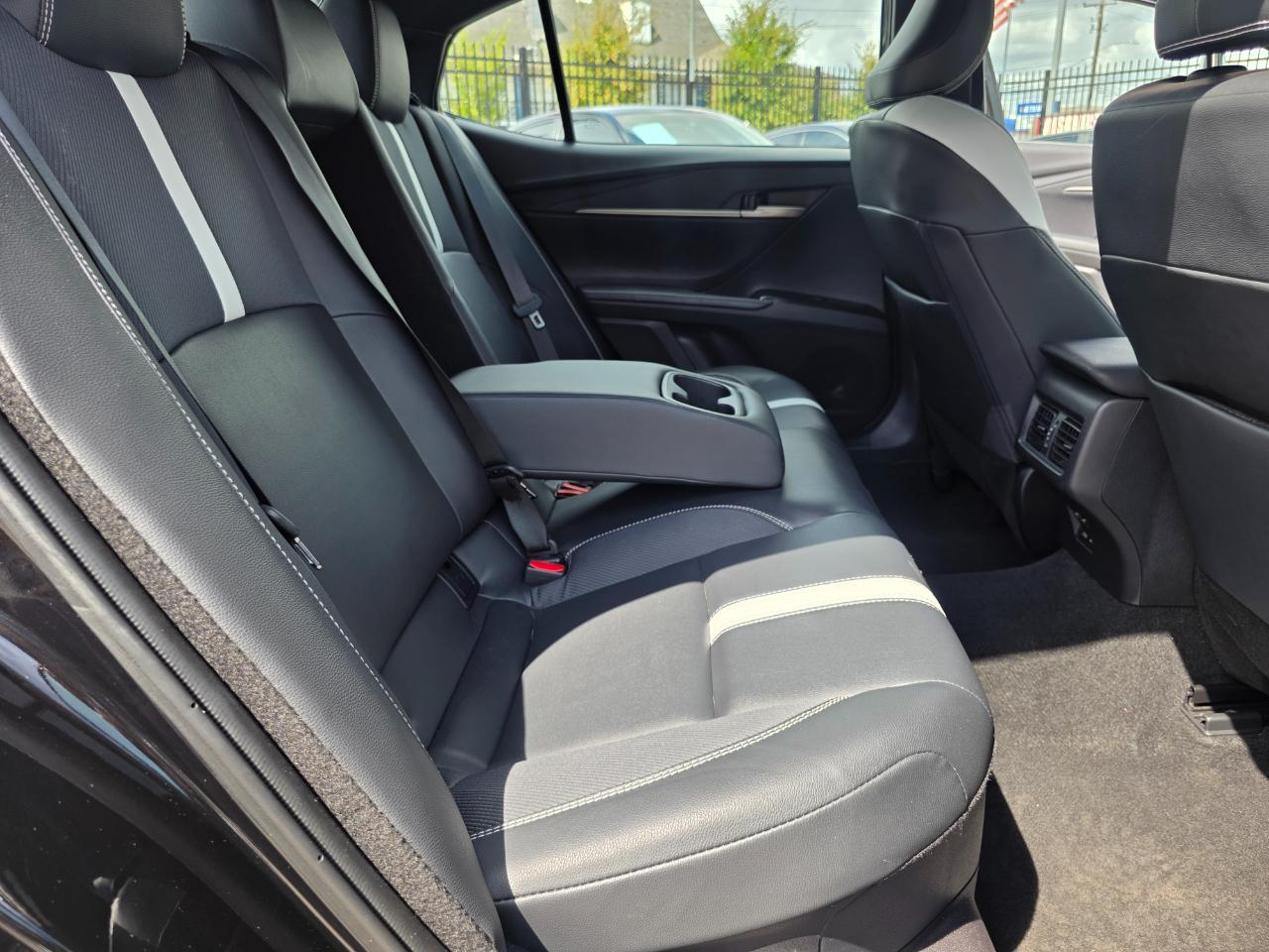 Toyota Camry Hybrid SE 2025