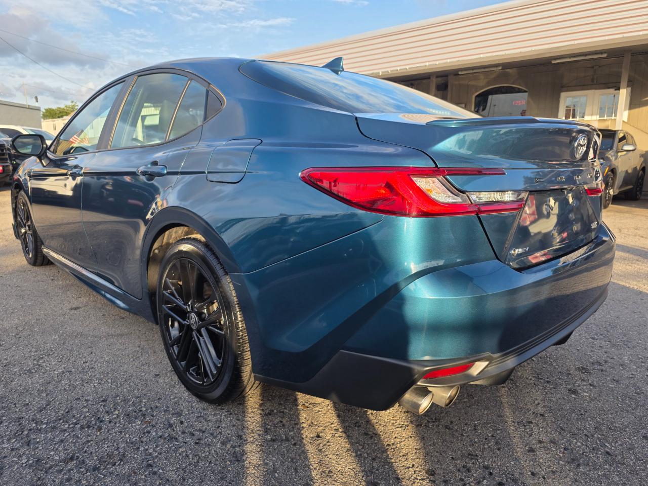 Toyota Camry Hybrid SE 2025