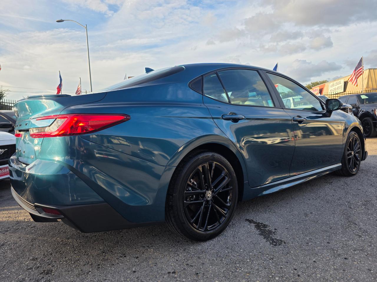 Toyota Camry Hybrid SE 2025