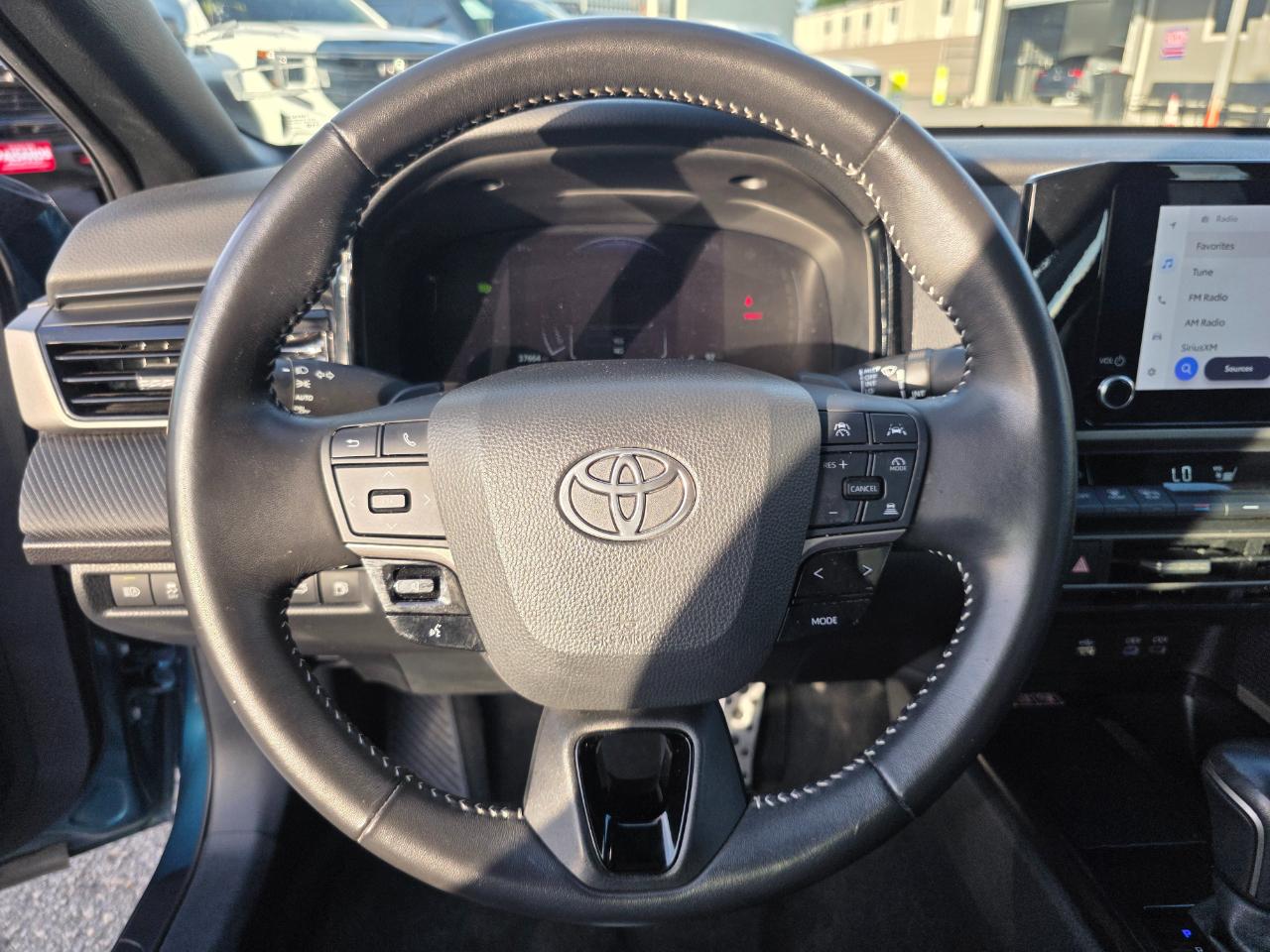 Toyota Camry Hybrid SE 2025