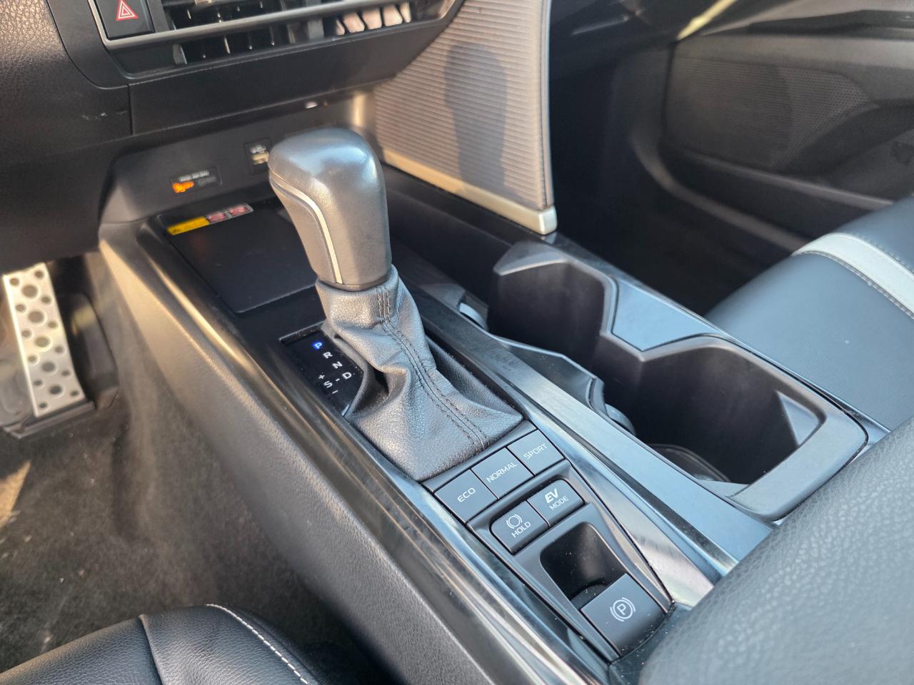 Toyota Camry Hybrid SE 2025