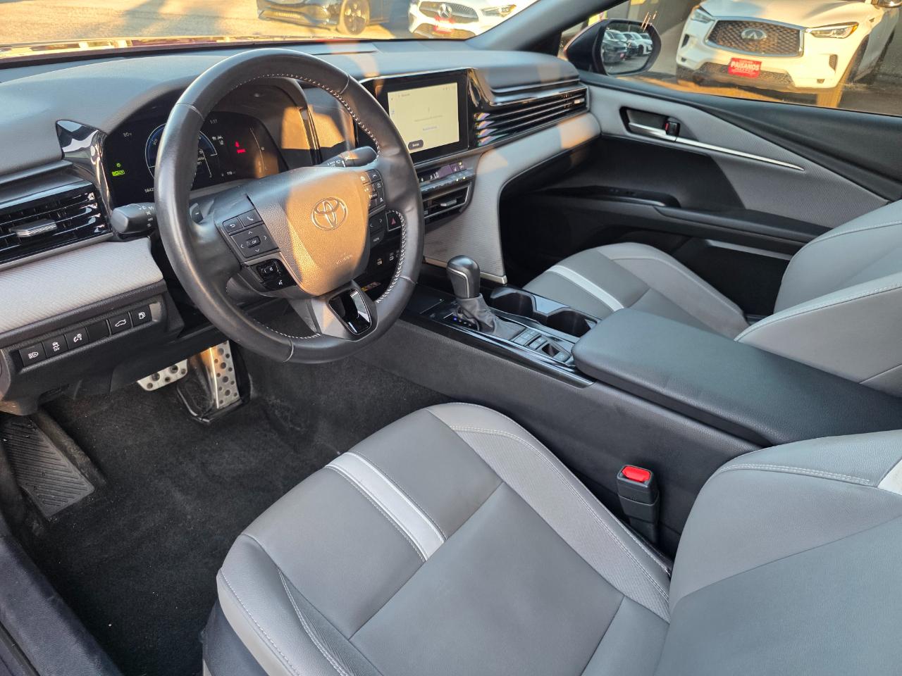 Toyota Camry Hybrid SE 2025