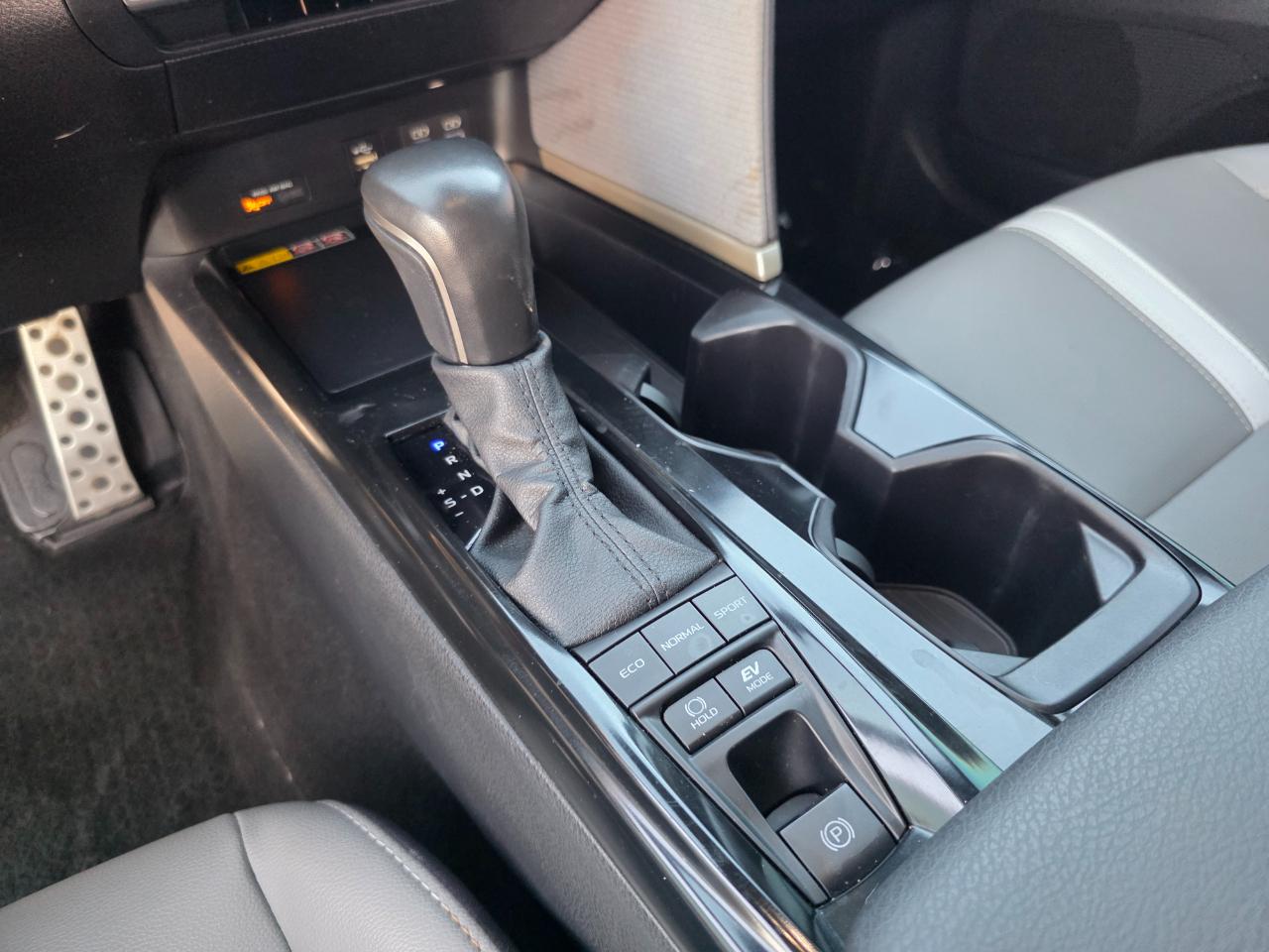 Toyota Camry Hybrid SE 2025