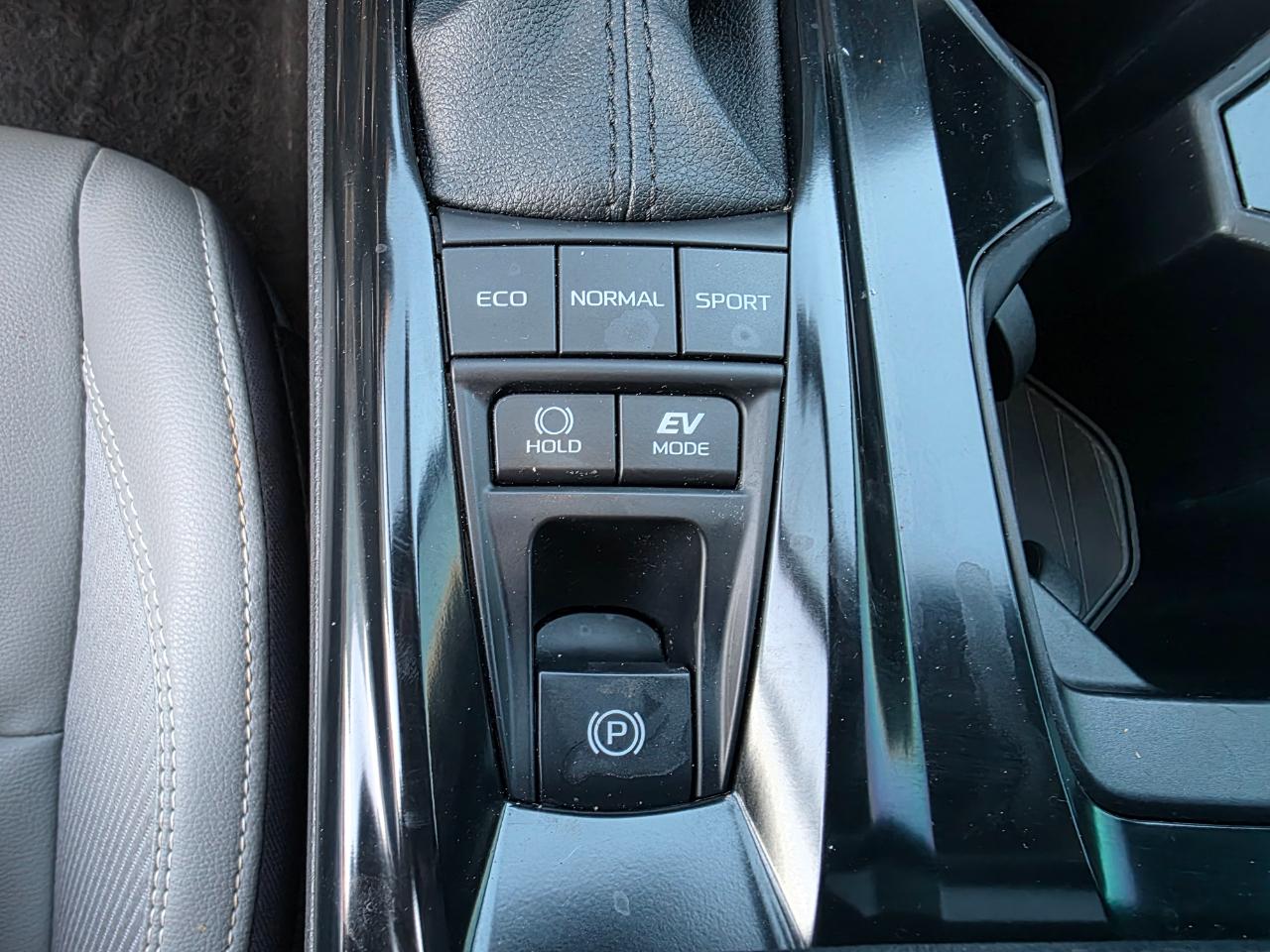 Toyota Camry Hybrid SE 2025