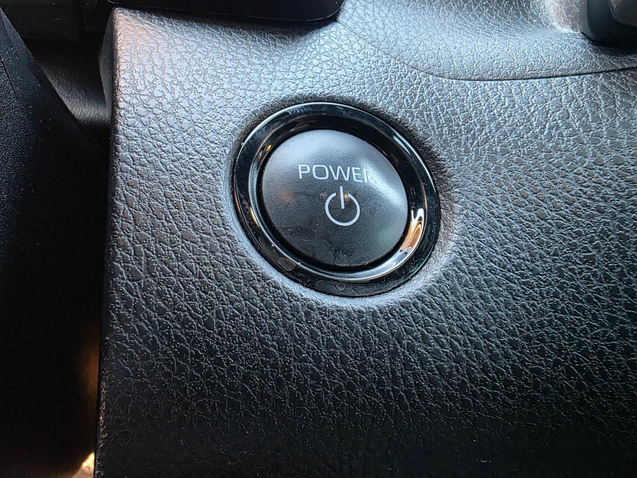 Toyota Camry Hybrid SE 2025