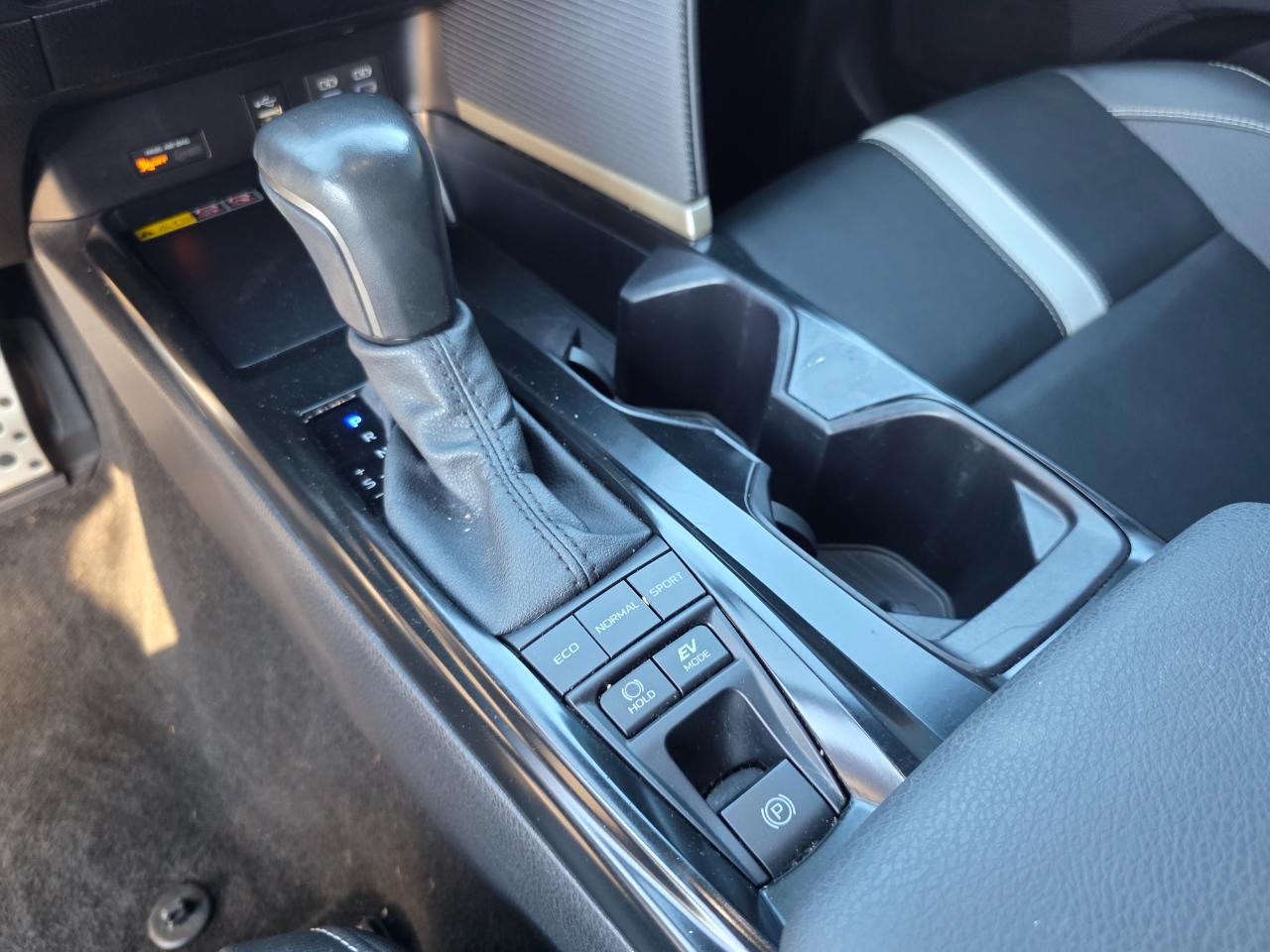 Toyota Camry Hybrid SE 2025