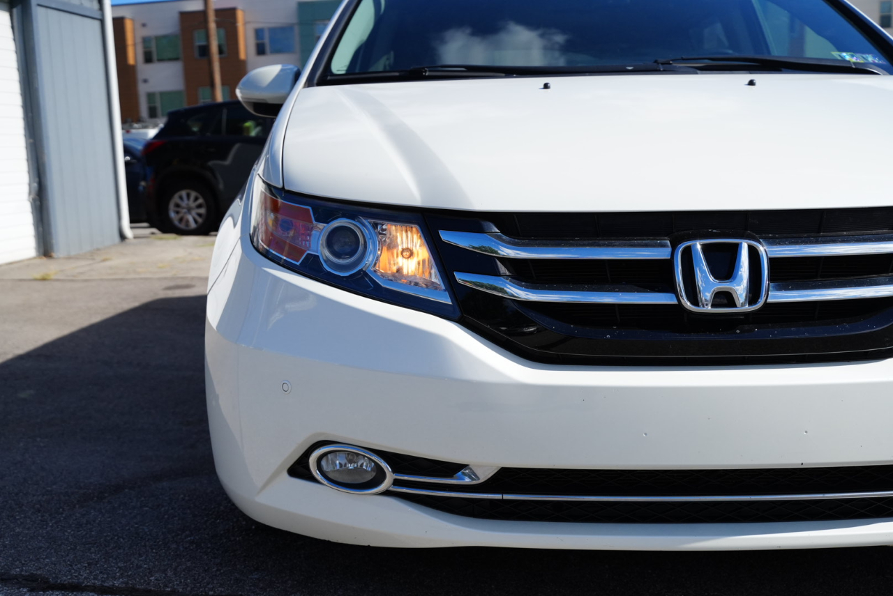2015 Honda Odyssey Touring Elite photo 2