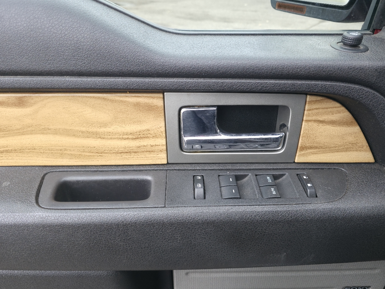 Ford F-150 4WD SuperCrew 145" Platinum 2011