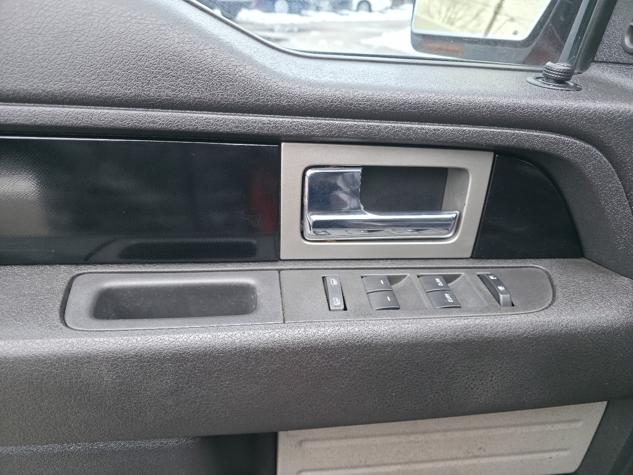 Ford F-150 4WD SuperCrew 145" Platinum 2011