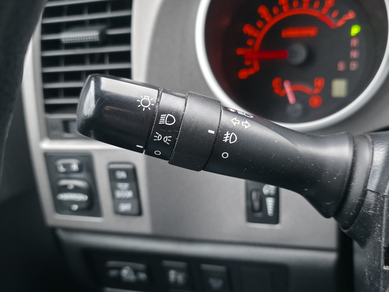 Toyota Tundra 4WD Truck Double Cab 5.7L V8 6-Spd AT (Natl) 2012