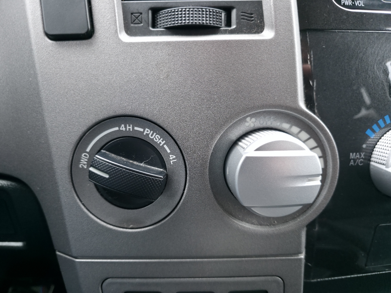 Toyota Tundra 4WD Truck Double Cab 5.7L V8 6-Spd AT (Natl) 2012