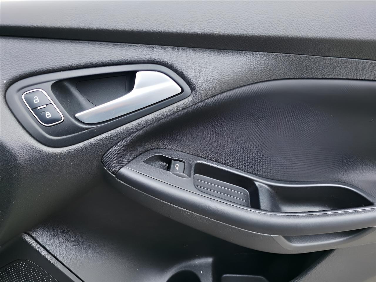 Ford Focus SE Sedan 2016