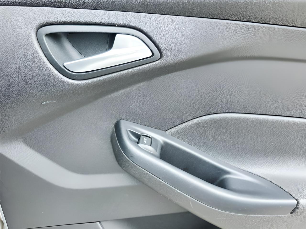 Ford Focus SE Sedan 2016