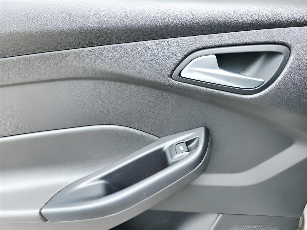 Ford Focus SE Sedan 2016