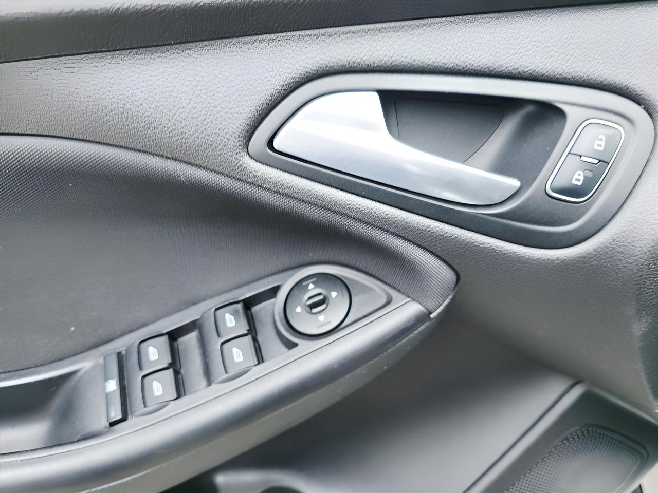 Ford Focus SE Sedan 2016