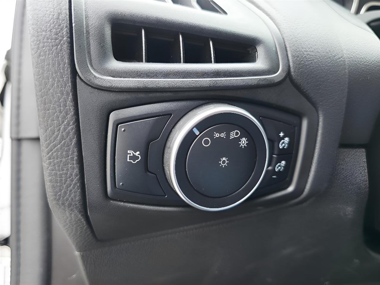 Ford Focus SE Sedan 2016