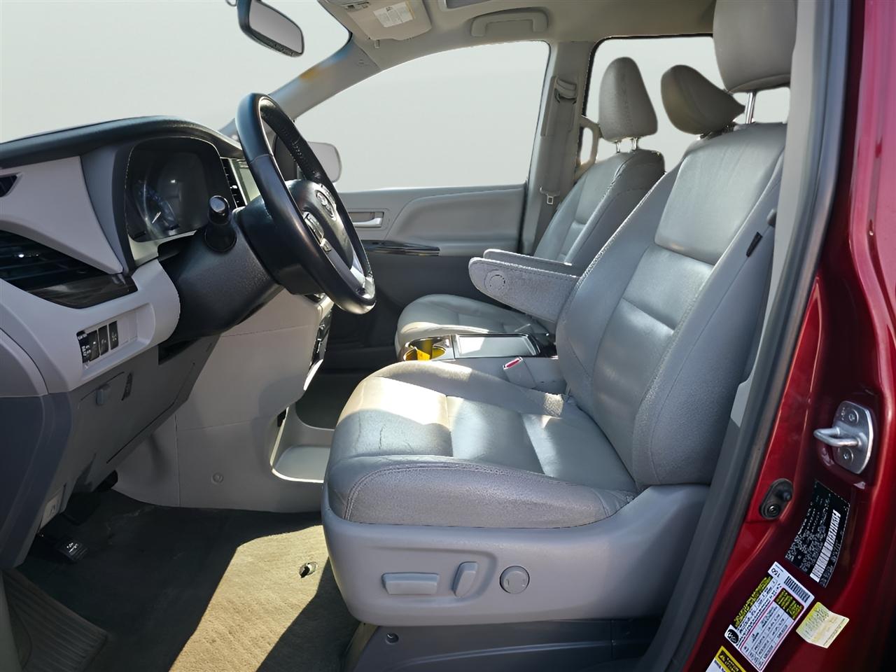 Toyota Sienna Limited AWD 7-Passenger V6 2015