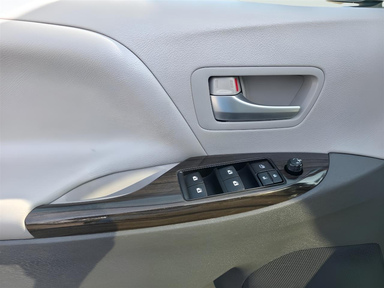 Toyota Sienna Limited AWD 7-Passenger V6 2015