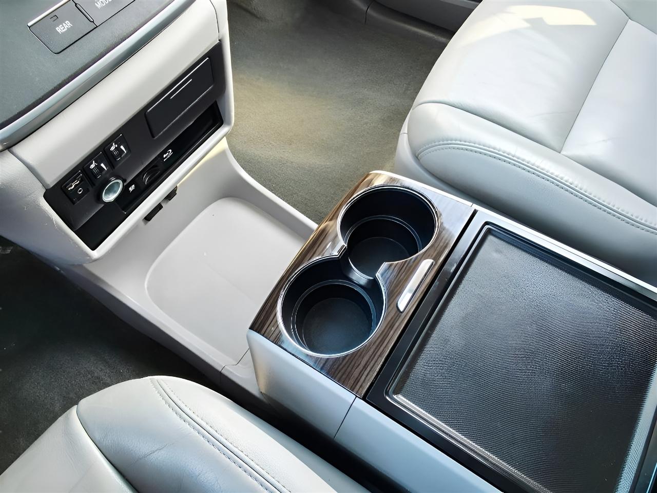 Toyota Sienna Limited AWD 7-Passenger V6 2015