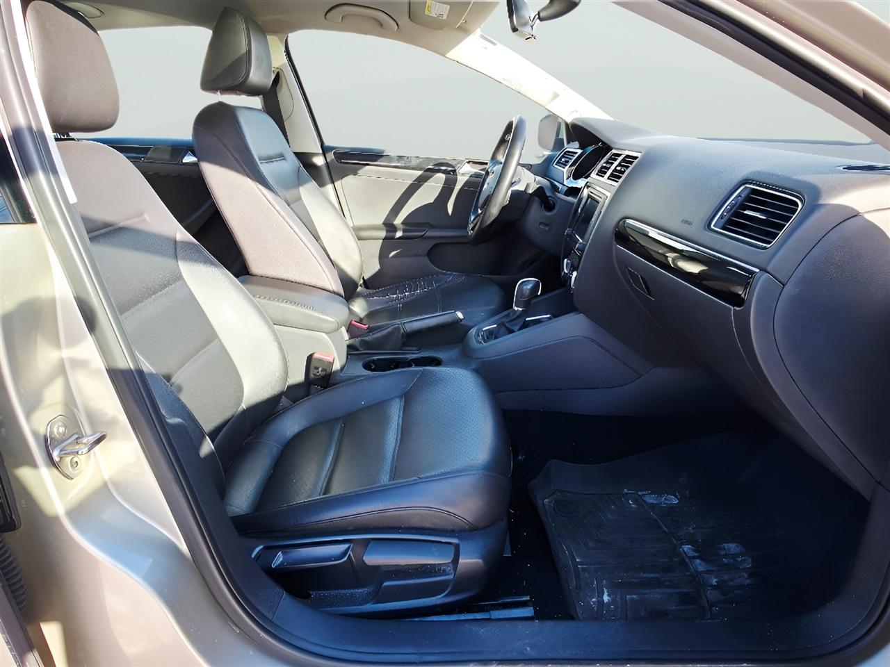 Volkswagen Jetta SEL 6A 2016