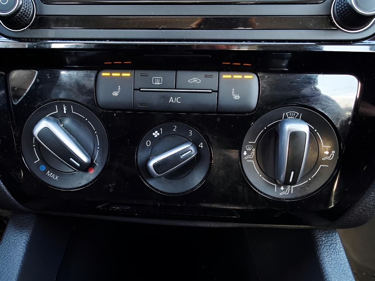 Volkswagen Jetta SEL 6A 2016